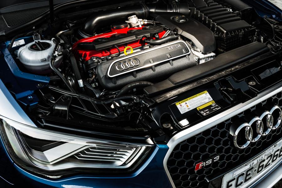 Моторный отсек Audi RS3 Sportback (8V) 2016 года  (LA) (фото 6 из 26)